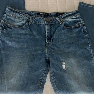 Max Jeans women’s Distressed ,Boyfriend new model has a tear, Blue Jeans size 6